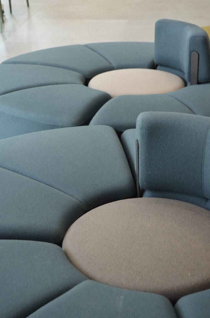 Un conjunto de sillones en forma de flor con tonos azules y detalles en beige.