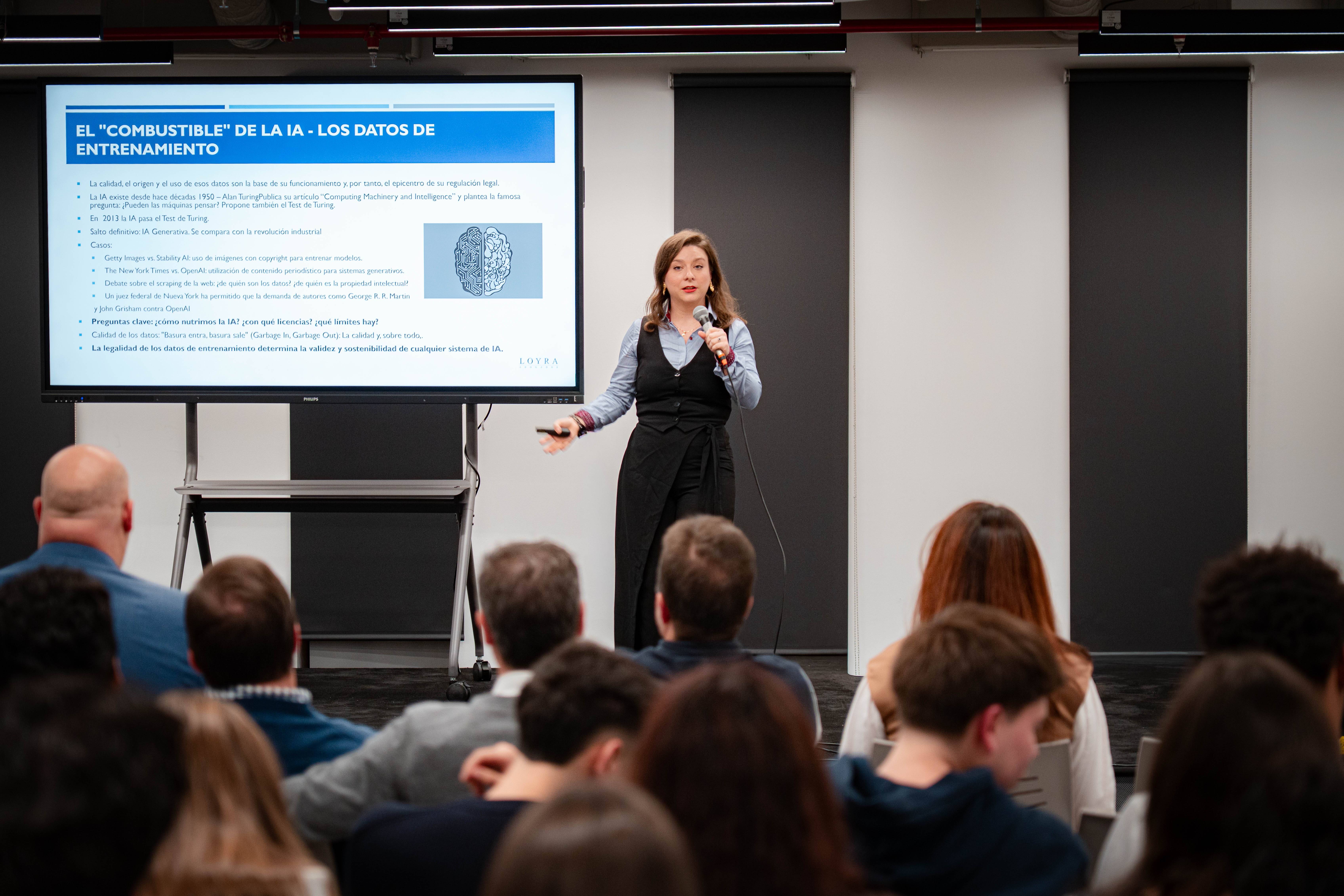 Neus Alcolea, abogada especializada en propiedad intelectual e inteligencia artificial en Loyra Abogados