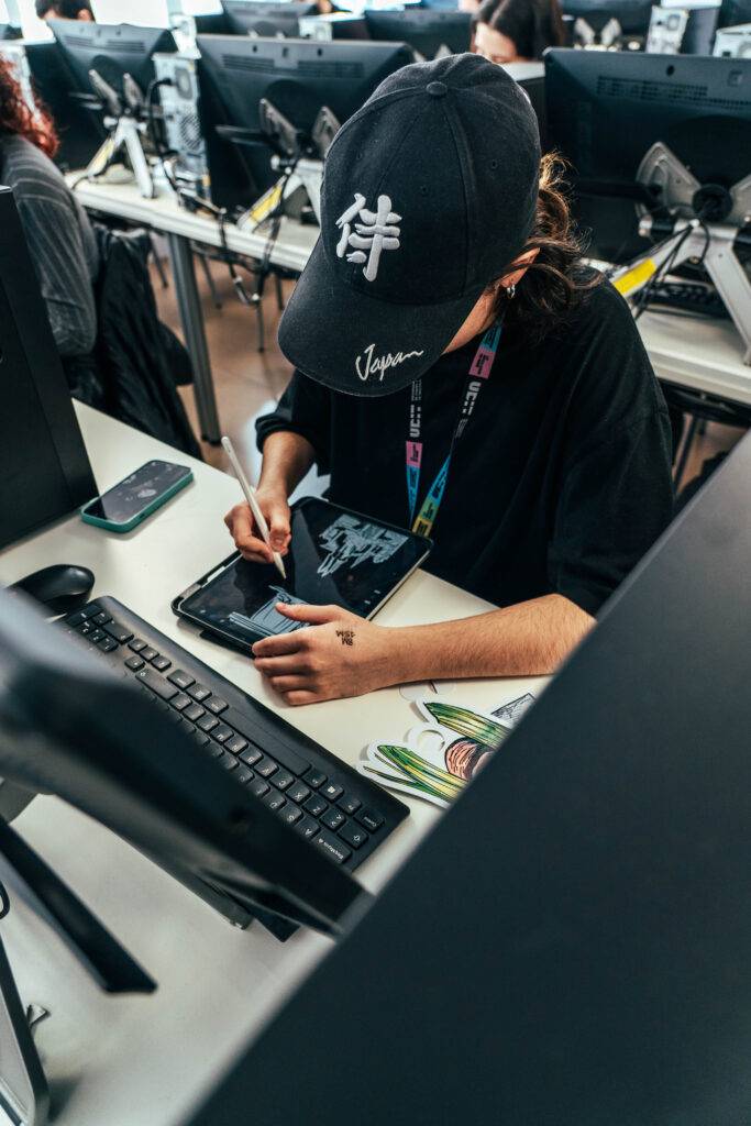 Una persona está trabajando en una tablet mientras utiliza un bolígrafo en un entorno de oficina.