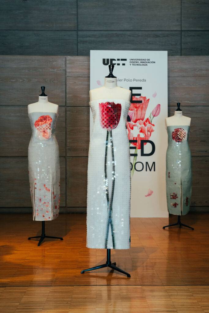 Tres maniquíes exhiben vestidos con diseños florales en un entorno moderno.