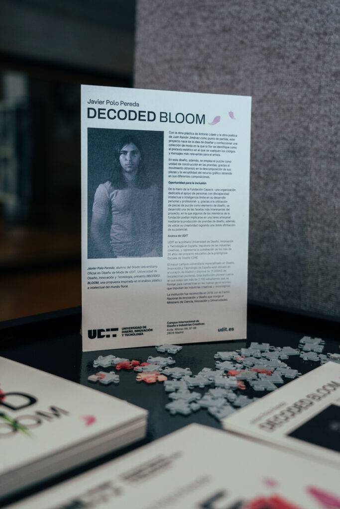 La imagen muestra un folleto titulado 'Decoded Bloom' junto a piezas de un rompecabezas sobre una mesa.