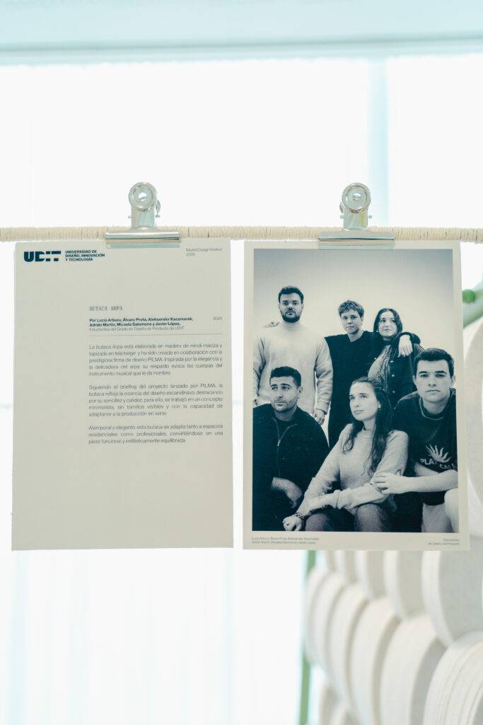 La imagen muestra un documento junto a una fotografía en blanco y negro de un grupo de personas posando frente a la cámara.