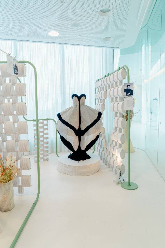 Una escultura de vestido elegante en un entorno moderno y minimalista.