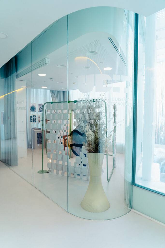 Una moderna oficina con paredes de vidrio y una decoración minimalista.