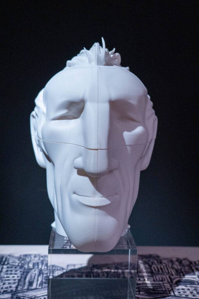 Escultura en forma de cabeza con un diseño estilizado y moderno de color blanco.