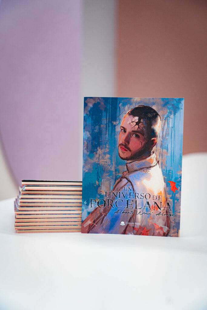 Una imagen de un libro titulado 'Universo de Porcelana' con una ilustración de un joven en la portada.