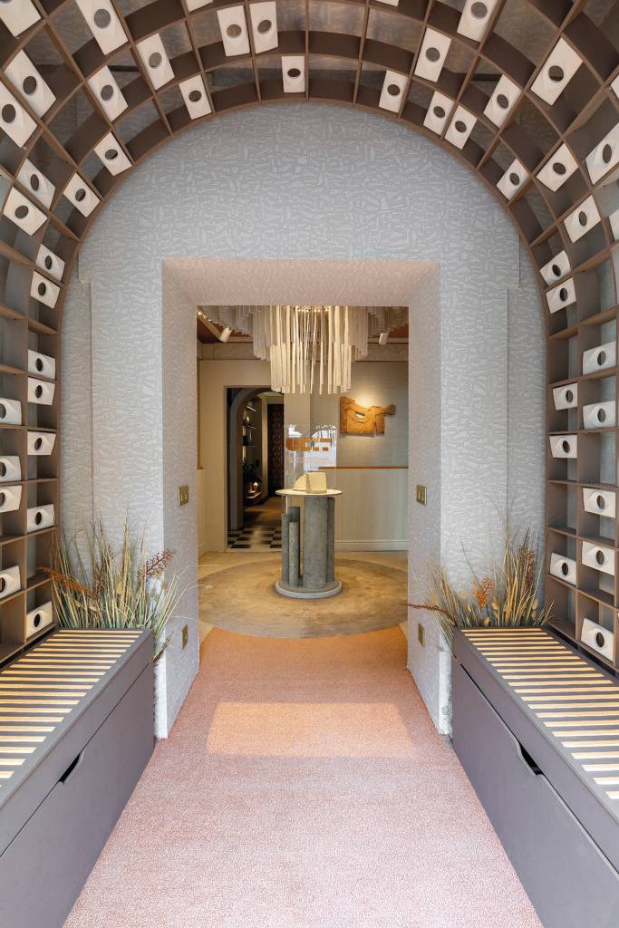 El interior de un pasillo moderno decorado con estantes y luces elegantes.