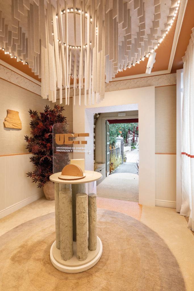 Entrada moderna y luminosa a un espacio interior con elementos decorativos elegantes.