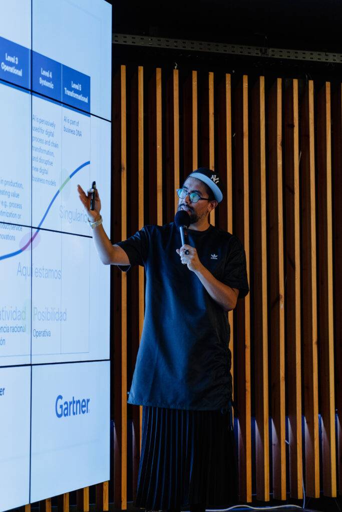 Una persona está presentando información en una pantalla durante una conferencia.