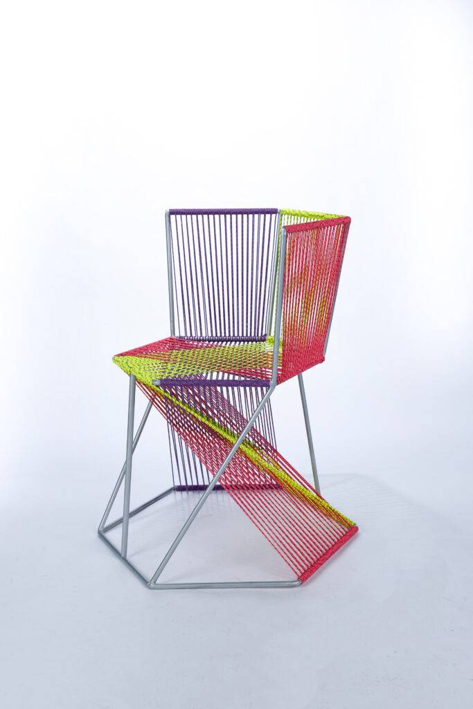 Silla moderna con un diseño geométrico y colores vibrantes.