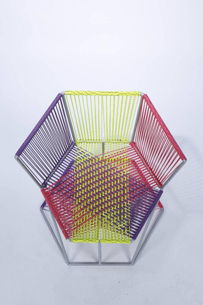 Una silla moderna con un diseño hexagonal y colores vibrantes.