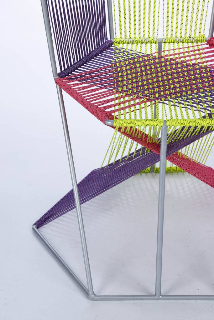 Una silla moderna con un diseño de cuerdas de colores vibrantes.