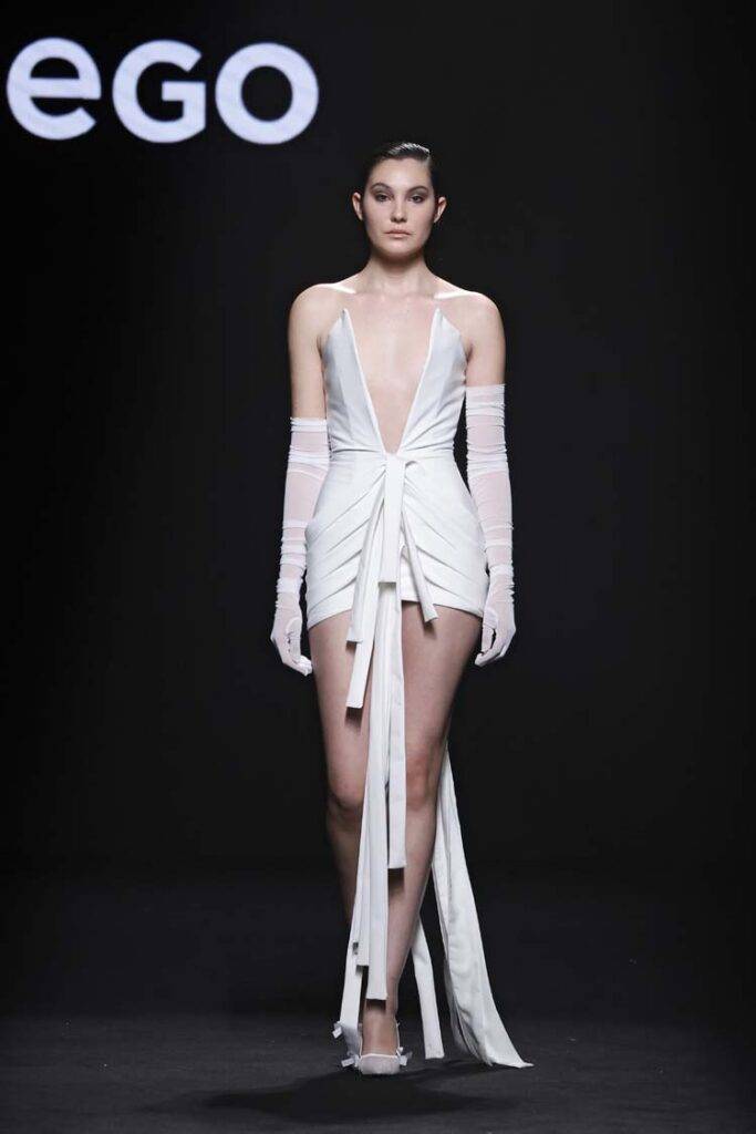 Modelo vestido con un diseño elegante en una pasarela de moda.