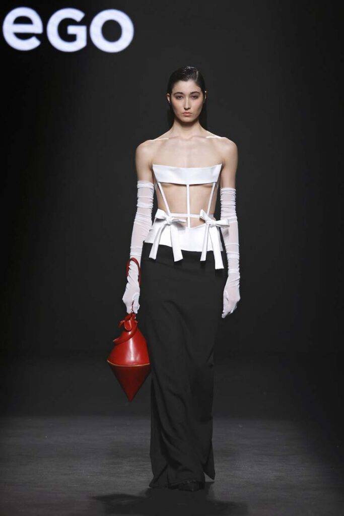 Una modelo luciendo un diseño avant-garde en una pasarela de moda.