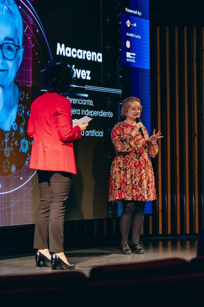 Dos mujeres en un escenario hablando sobre inteligencia artificial.