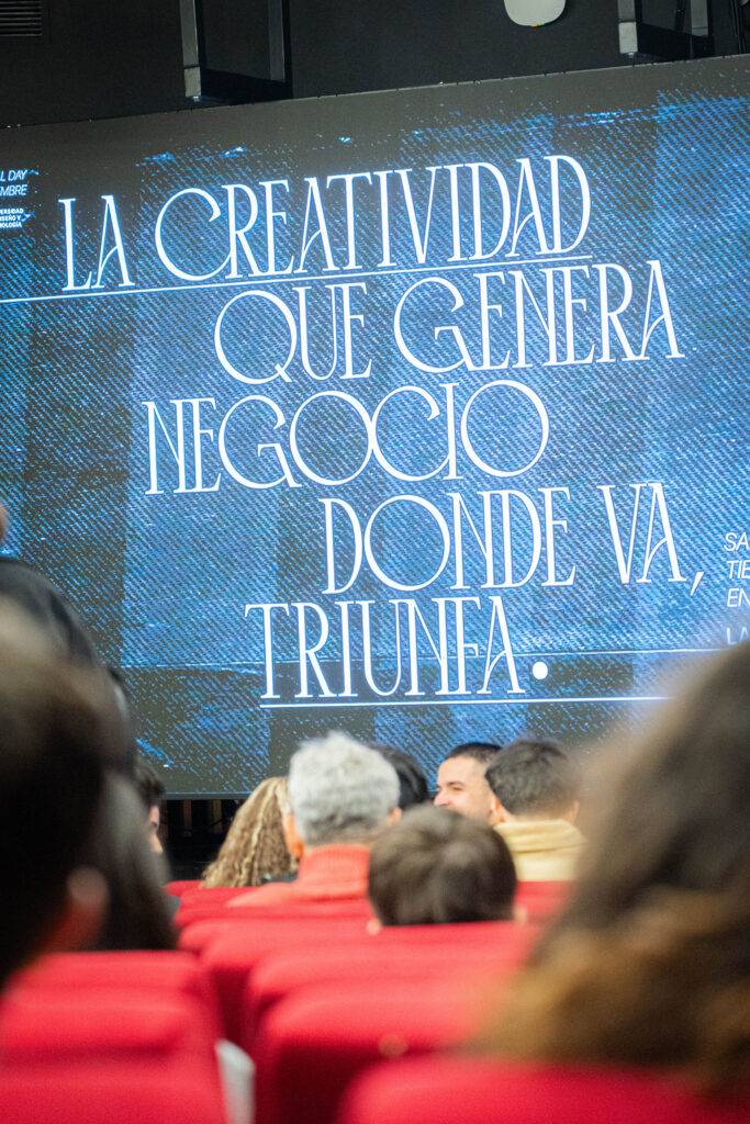 Una proyección en pantalla que dice que la creatividad genera negocio donde va, triunfa.