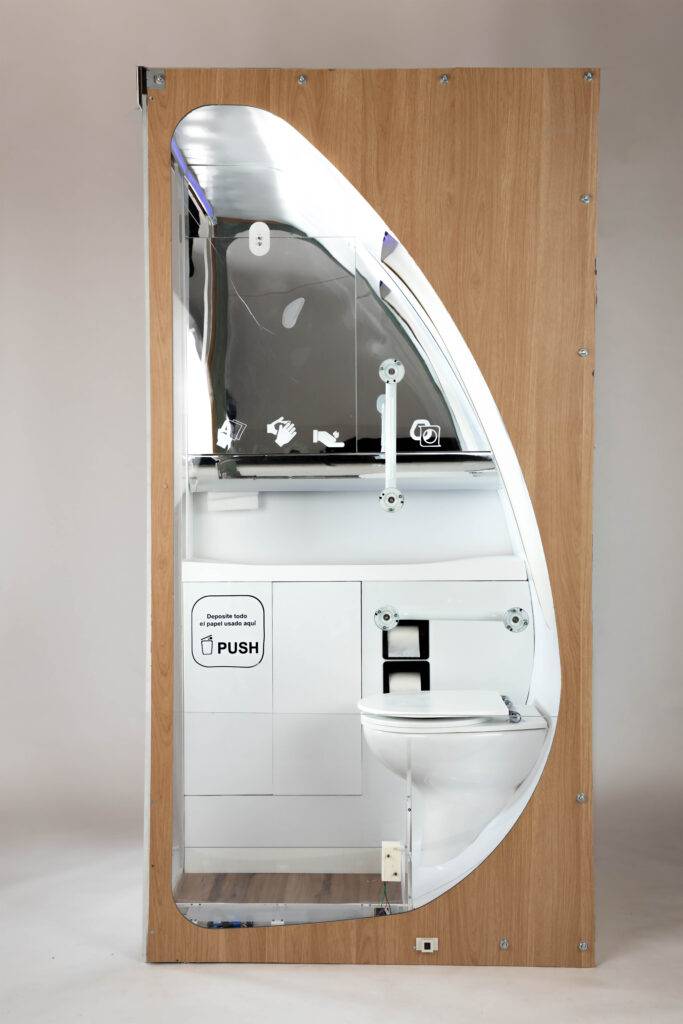 La imagen muestra una puerta de baño con diseño moderno y un espejo integrado.
