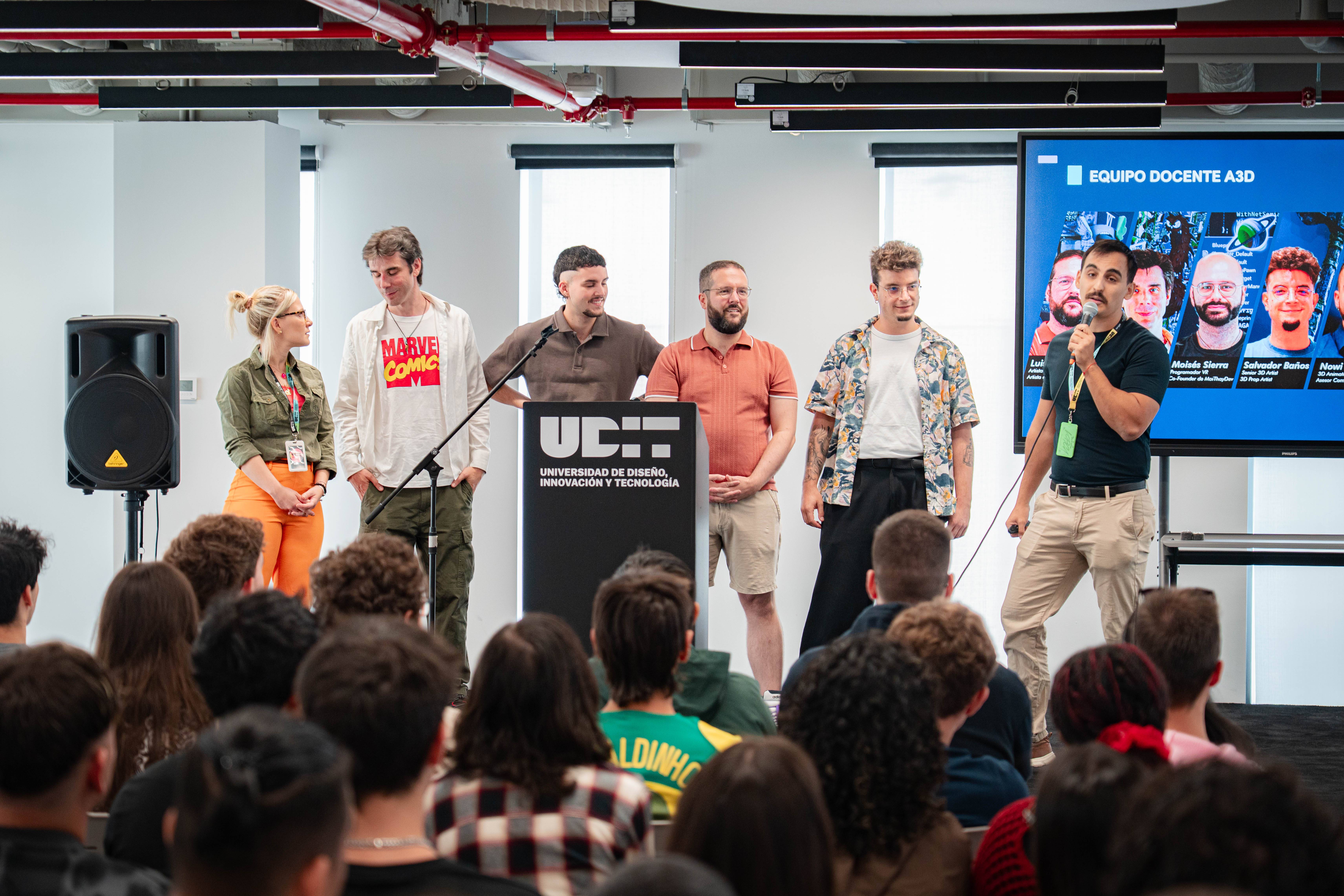 Un grupo de personas presenta en un evento mientras una audiencia observa atentamente.