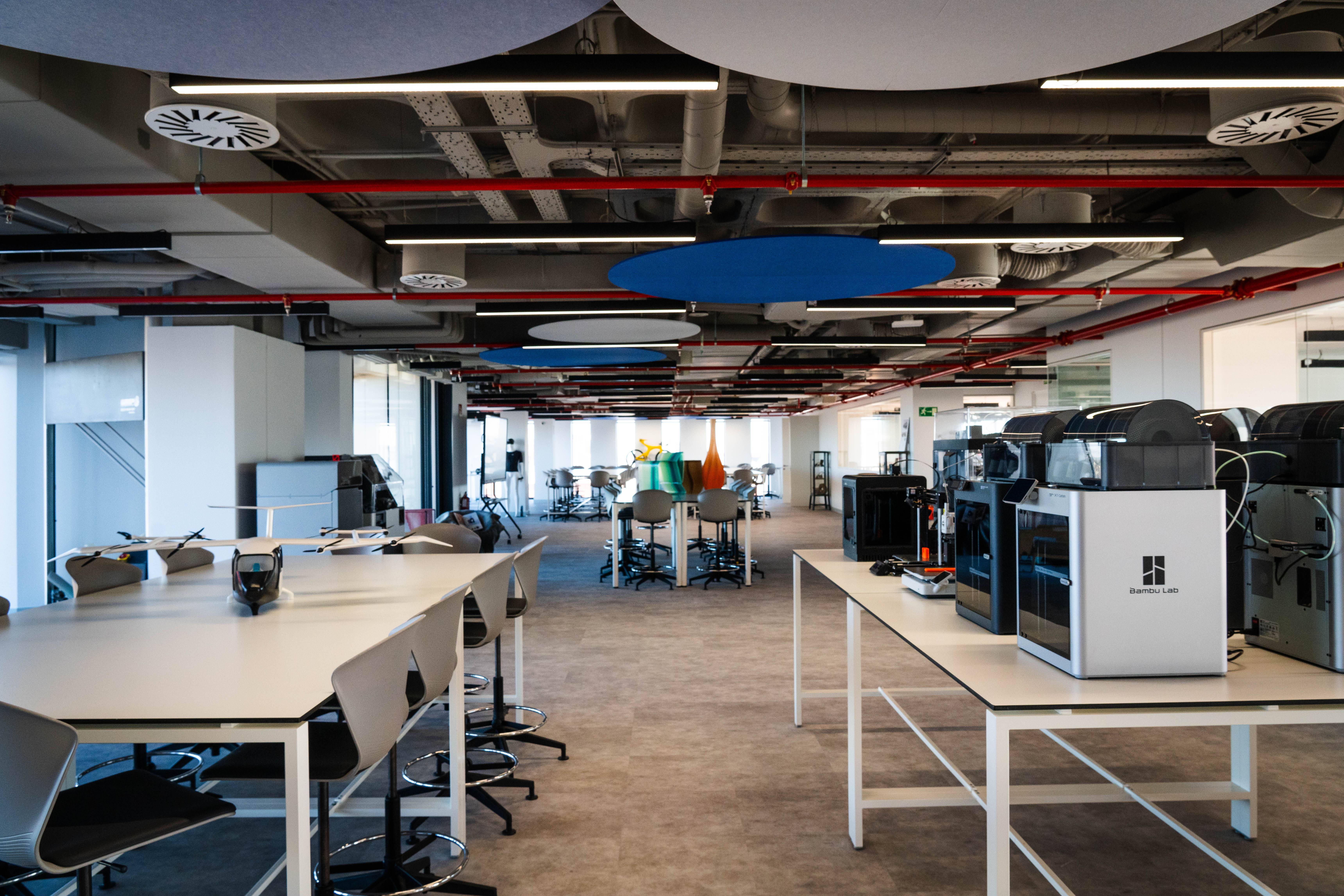 Una oficina moderna con impresoras 3D y un diseño contemporáneo.