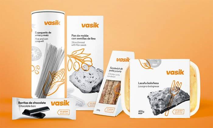 Variados productos alimenticios de la marca Vasik sobre un fondo naranja.