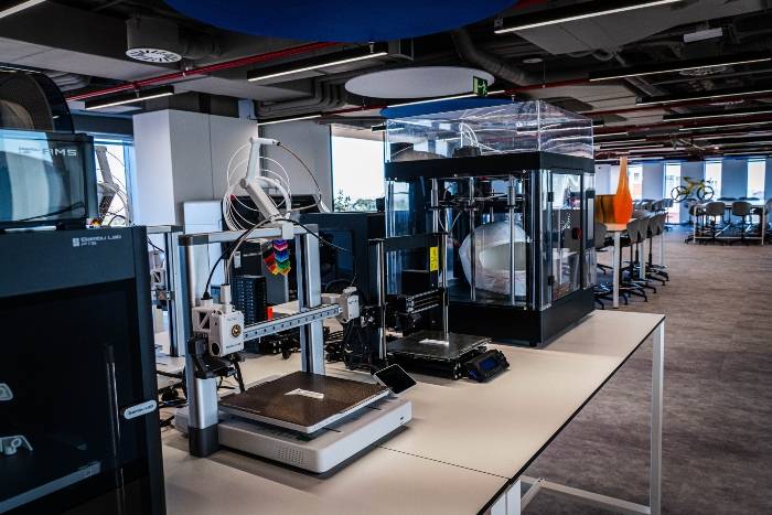 Laboratorio de fabricación digital y experimentación con equipos y maquinaria de última generación. Algunos de ellos únicos en la universidad española, como la impresora 3D de 3 x 2 x 2 metros multimaterial.