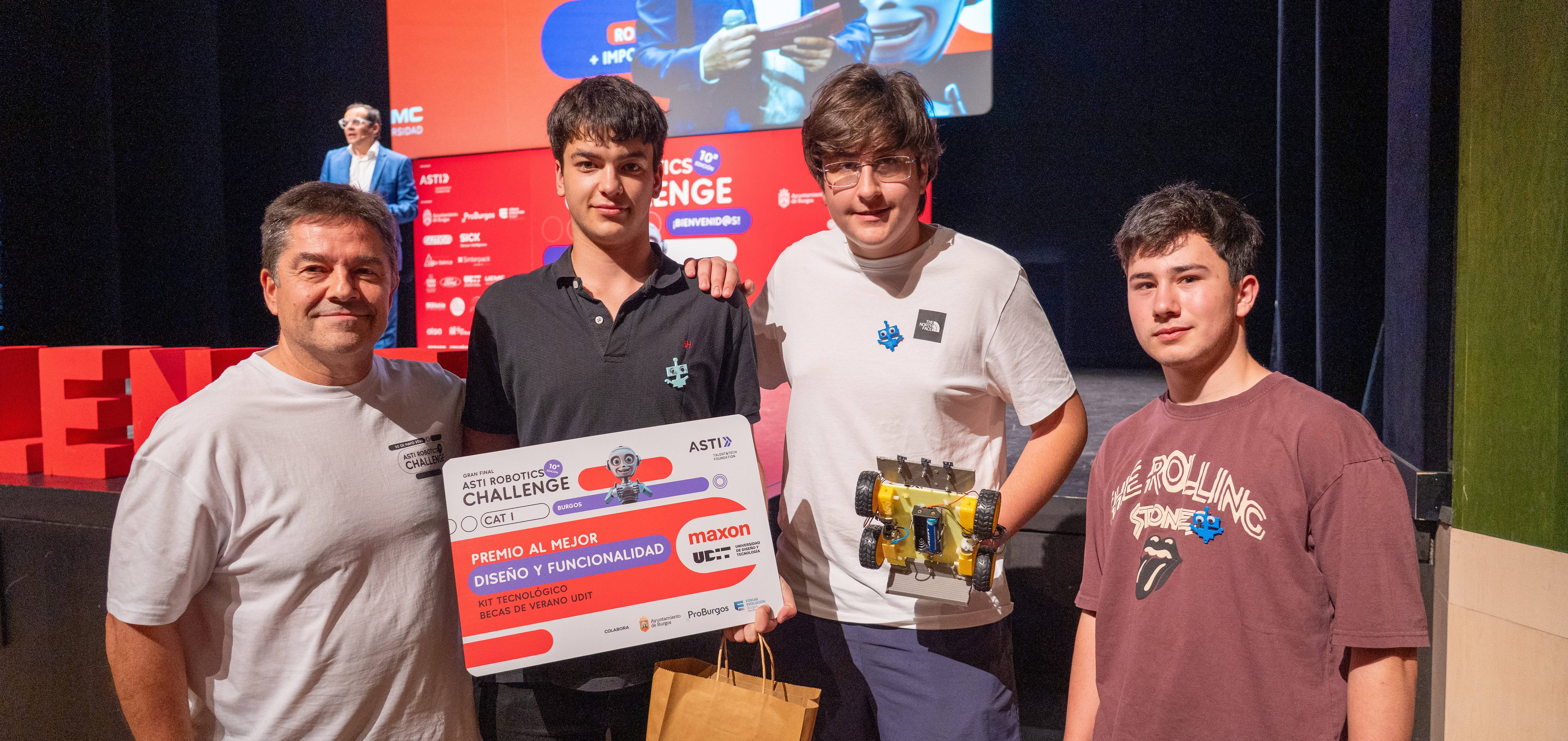 Un grupo de jóvenes sonrientes sostiene un trofeo y un robot en un evento de competición.