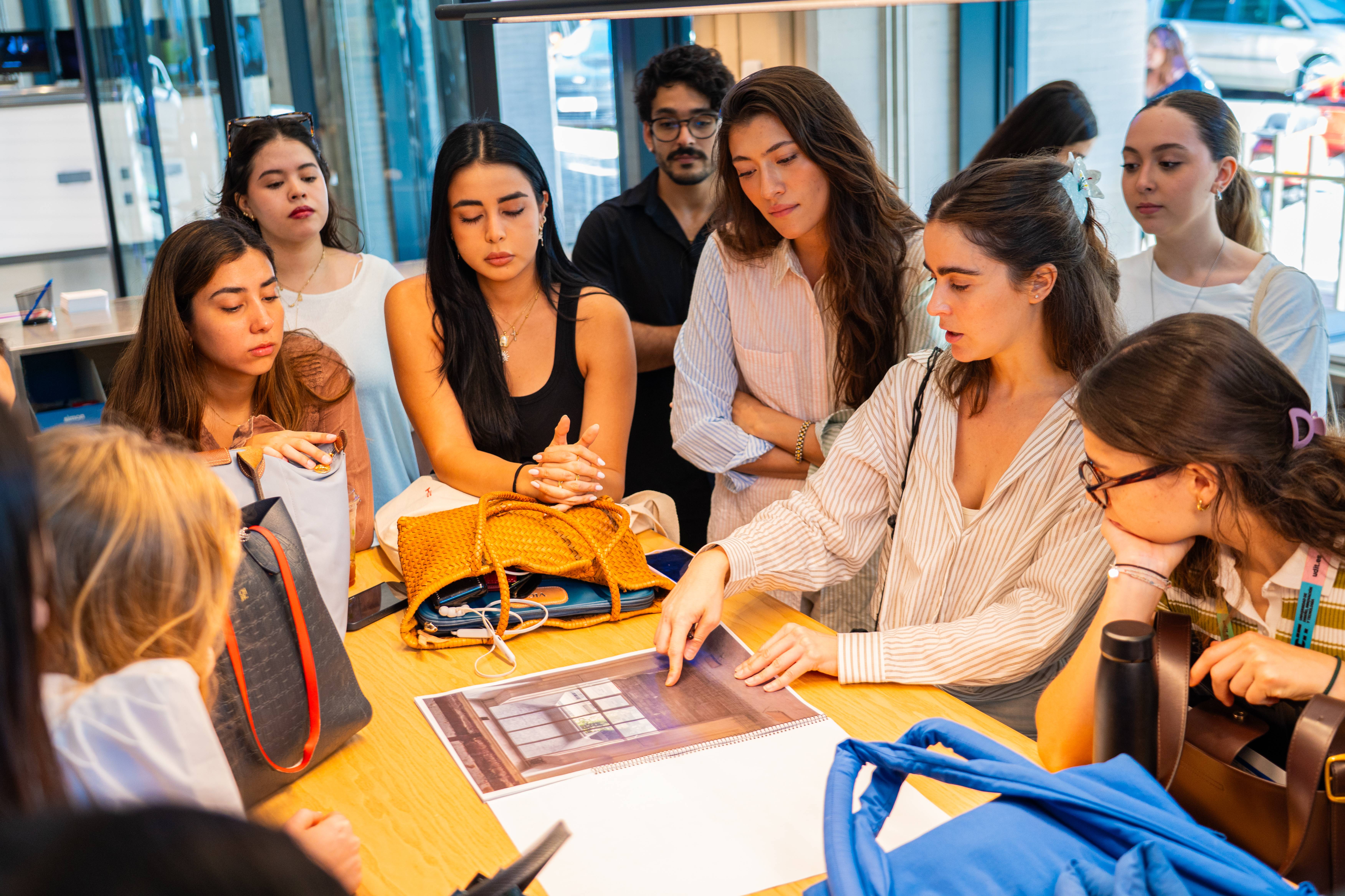 Un grupo de estudiantes de UDEM disfruta de un programa muldisciplinar de verano en UDIT 
