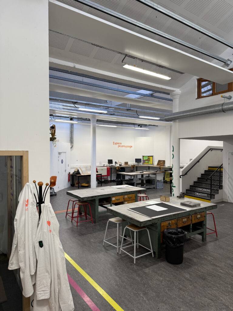 Un espacio de trabajo amplio y moderno con mesas, sillas y un ambiente colaborativo.