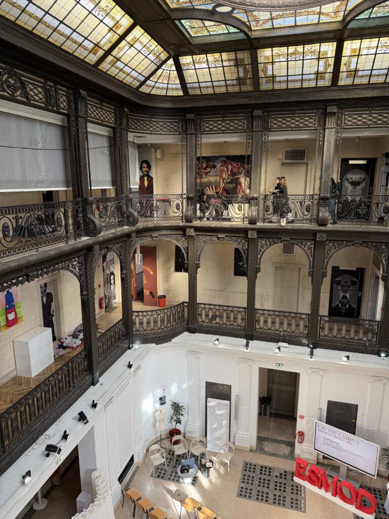 Vista del interior de un edificio con un diseño arquitectónico elegante y moderno.
