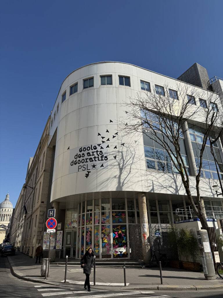 Edificio moderno con una fachada decorada y un cielo azul despejado.