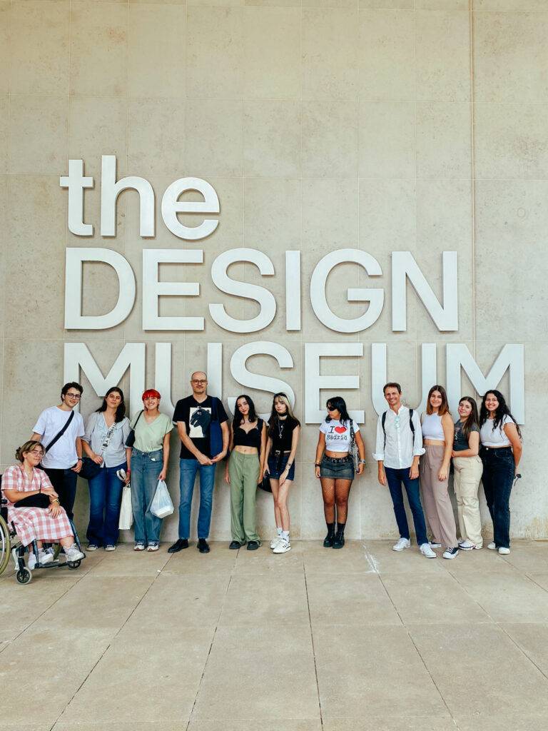 Grupo de personas posando frente a la entrada del Design Museum.