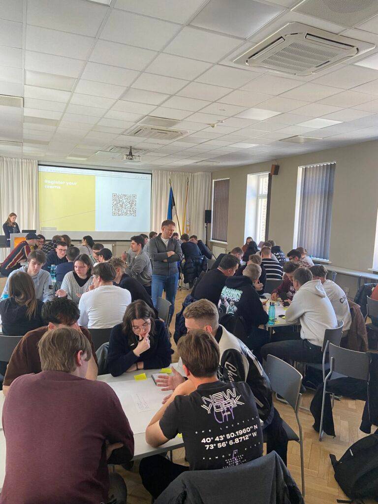 Una sala llena de jóvenes participando en una actividad grupal.