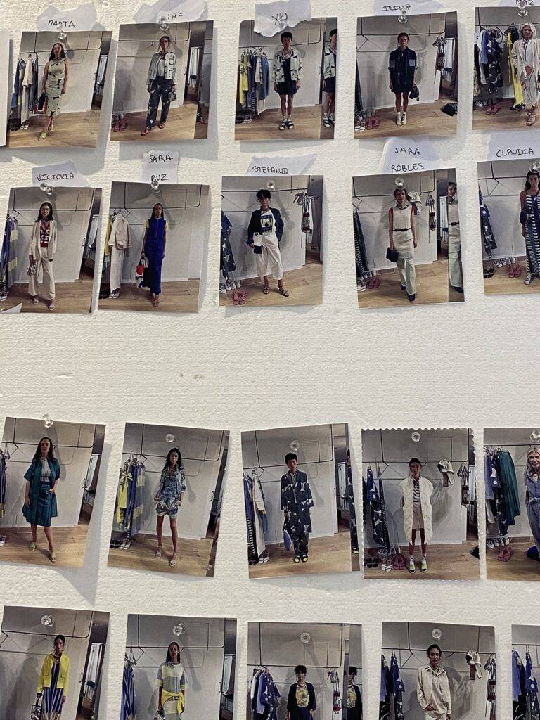 Una colección de fotografías de modelos mostrando diferentes atuendos en un estudio de moda.