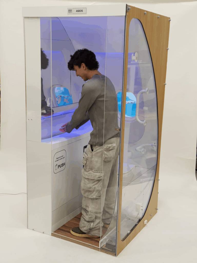 Un hombre interactúa con un dispositivo dentro de una cabina transparente iluminada con luz azul.