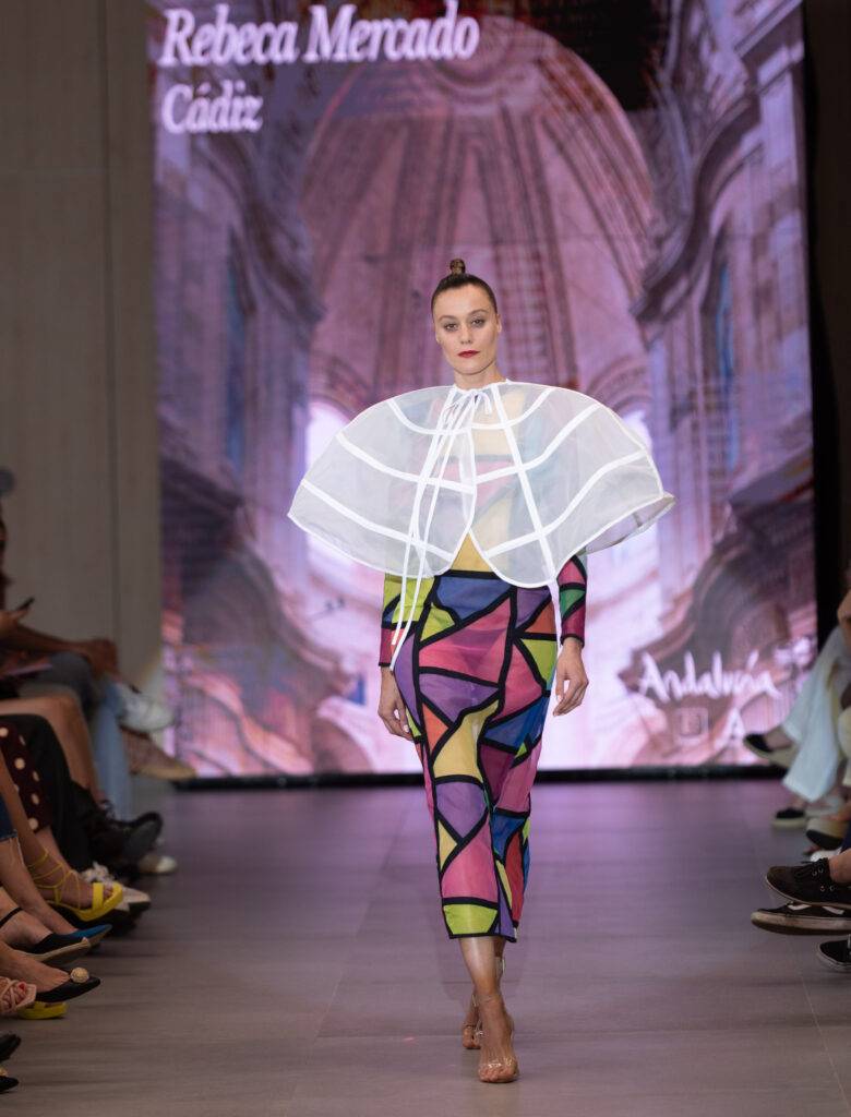 Una modelo presenta un atuendo colorido en una pasarela de moda.