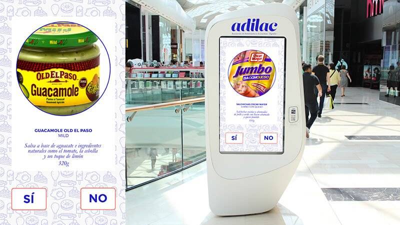 La imagen muestra un envase de guacamole de Old El Paso junto a una pantalla digital en un centro comercial.