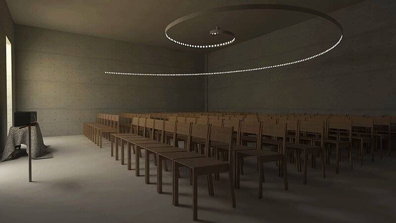 La imagen muestra un aula moderna con filas de sillas de madera dispuestas ordenadamente y una iluminación circular en el techo.