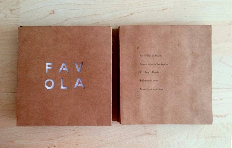 Una caja de color marrón con el texto 'FAVOLA' en la parte frontal y frases en la parte interior.