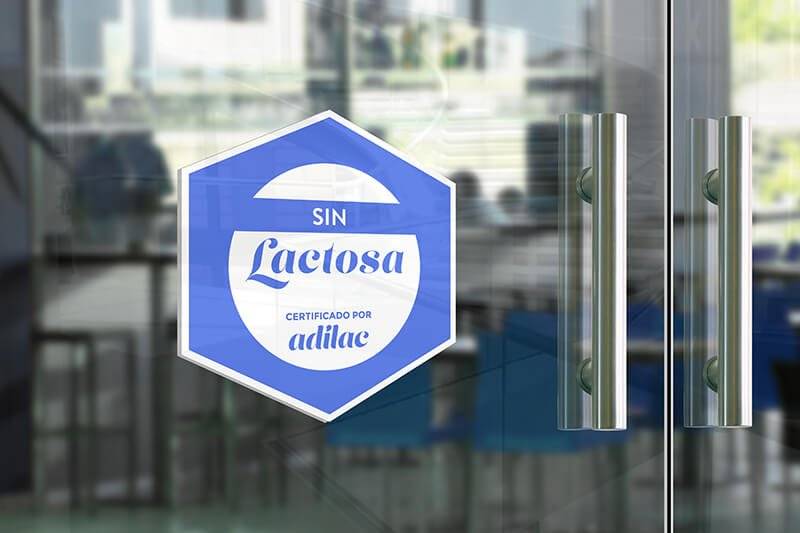Un letrero en una puerta que indica que el producto es sin lactosa y cuenta con un certificado.