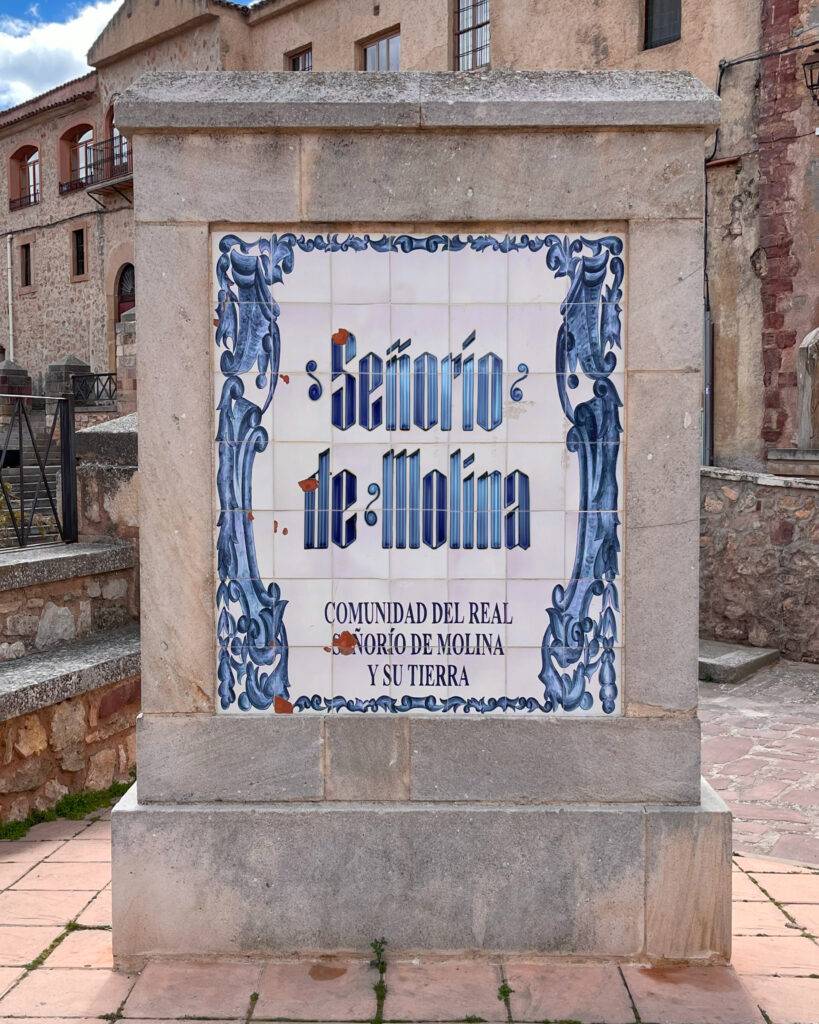 Una placa de cerámica decorativa que identifica el Señorío de Molina y su comunidad.