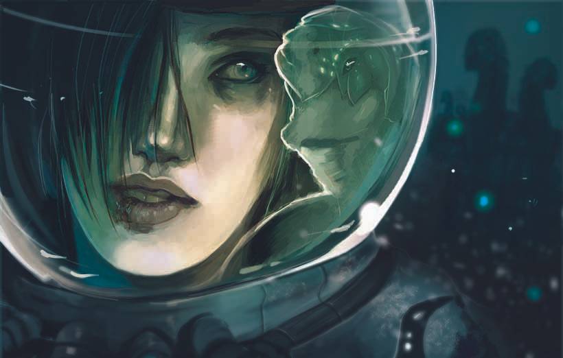 Una mujer astronauta observa un paisaje surrealista con criaturas misteriosas en el fondo.