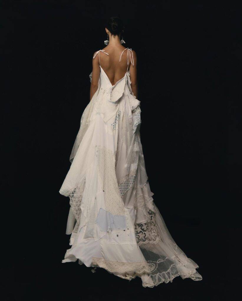 Un vestido largo y elegante en tonos claros visto desde atrás.