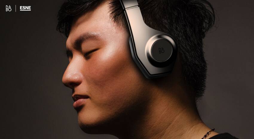 Un joven escucha música con auriculares modernos.
