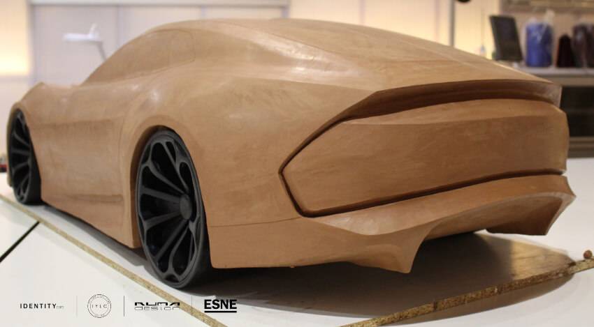 Se muestra un modelo a escala de un automóvil hecho de madera.