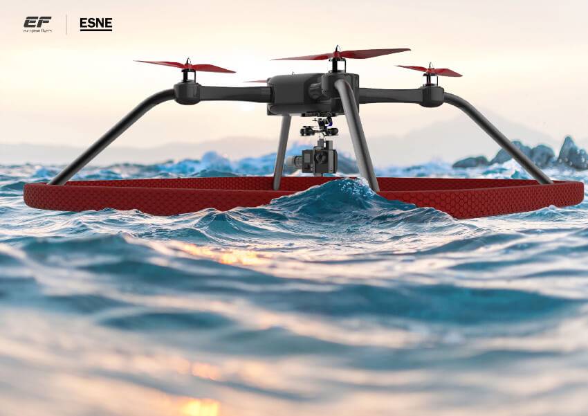 Un dron flotando sobre el agua con un paisaje de fondo.