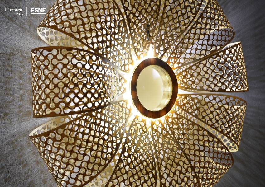 Esta imagen muestra una lámpara de diseño moderno con un patrón decorativo intrincado que emite luz cálida.