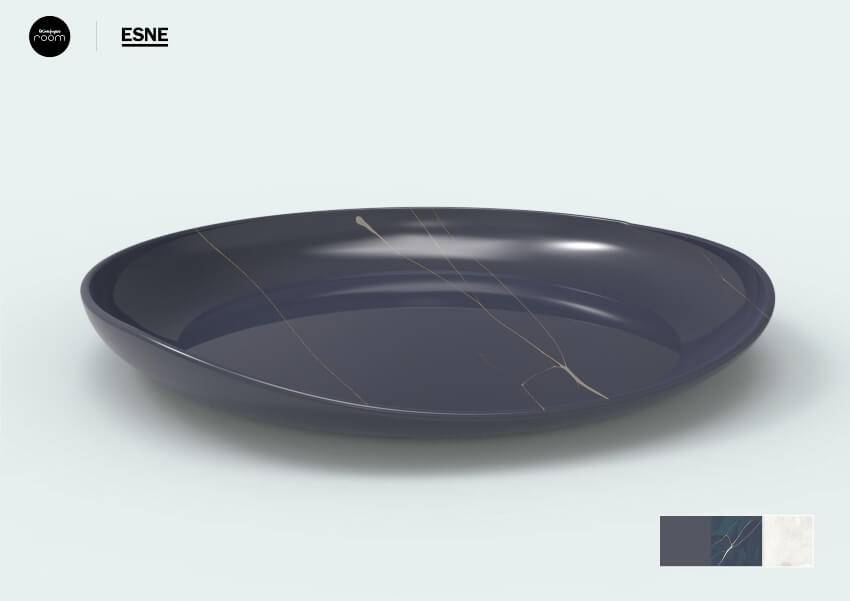 Un plato de cerámica con un acabado oscuro y vetas doradas.