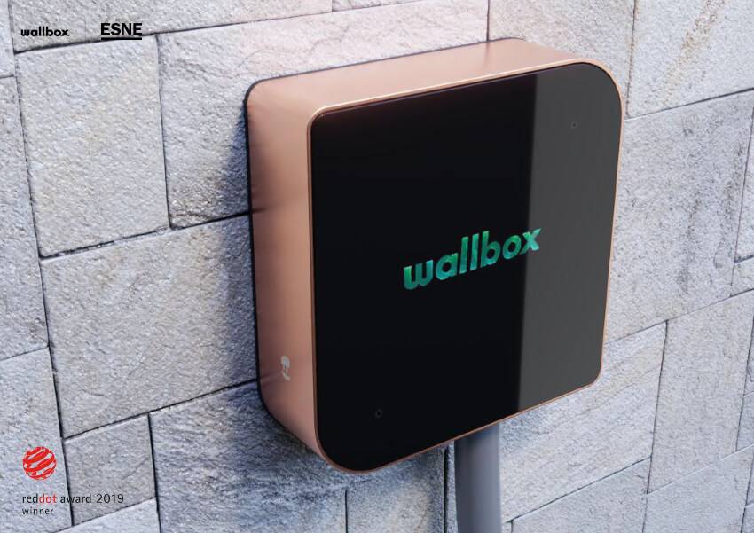 Imagen de un cargador para coches eléctricos Wallbox montado en una pared de piedra.