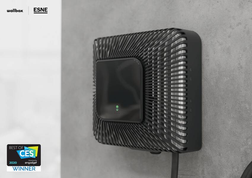 La imagen muestra un cargador de vehículos eléctricos montado en la pared con un diseño moderno.