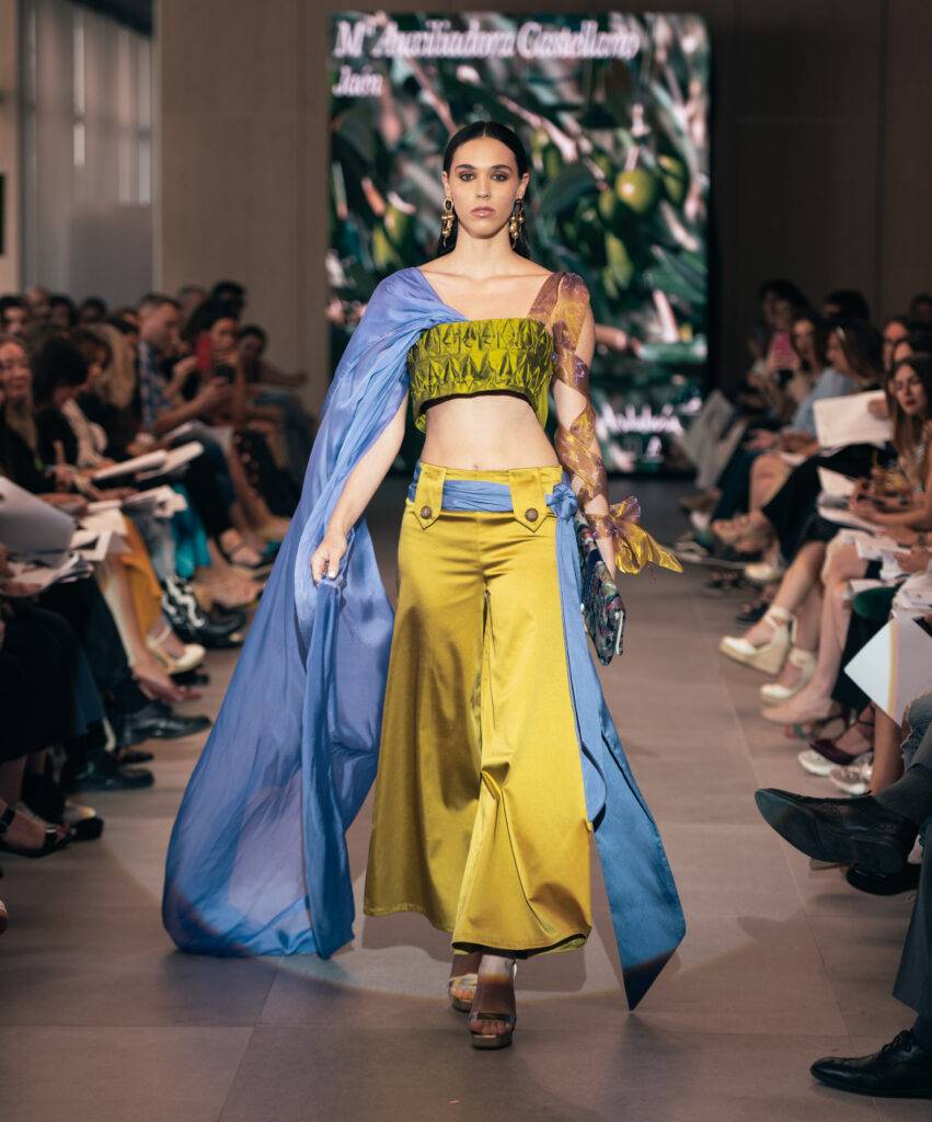 Una modelo presenta un atuendo colorido en una pasarela de moda.
